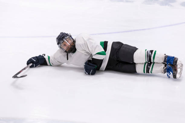 jogador de hóquei que cai no gelo - ice hockey ice team canada - fotografias e filmes do acervo