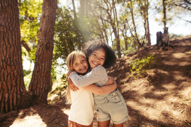 linda amistad - sólo niñas fotografías e imágenes de stock