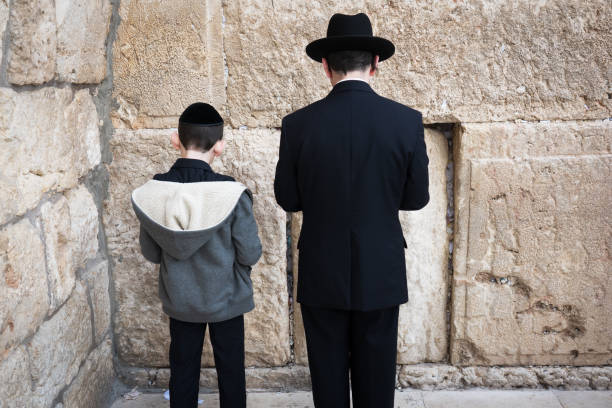 westmauer betet jüdischen vater und sohn jerusalem israel - naher und mittlerer osten stock-fotos und bilder