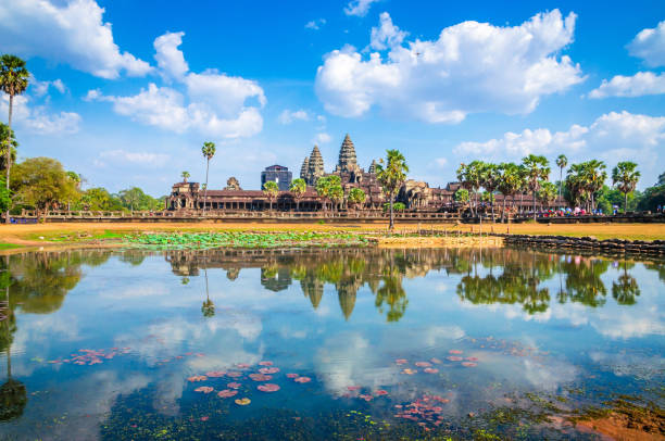 древний храмовый комплекс ангкор-ват, сием рип, камбоджа. - architecture asia blue buddha стоковые фото и изображения