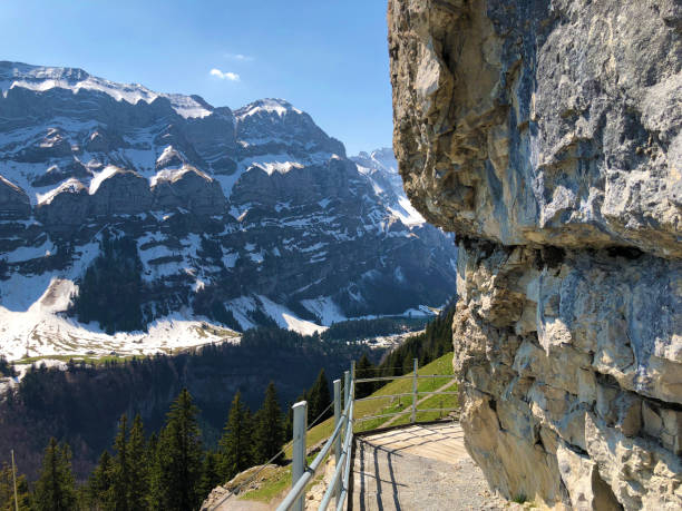 äscher cliff o äscher-felsen (aescher-felsen o ascher-felsen) en la cordillera de alpstein y en la región de appenzellerland - ascher fotografías e imágenes de stock