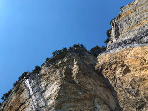 penhasco de äscher ou äscher-felsen (aescher-felsen ou ascher-felsen) na escala de montanha de alpstein e na região de appenzellerland - ascher - fotografias e filmes do acervo