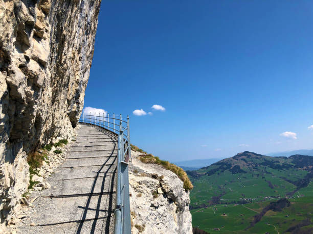 äscher cliff o äscher-felsen (aescher-felsen o ascher-felsen) en la cordillera de alpstein y en la región de appenzellerland - ascher fotografías e imágenes de stock