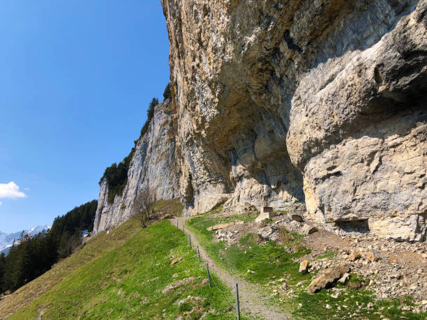 äscher cliff o äscher-felsen (aescher-felsen o ascher-felsen) en la cordillera de alpstein y en la región de appenzellerland - ascher fotografías e imágenes de stock