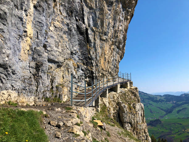 äscher cliff o äscher-felsen (aescher-felsen o ascher-felsen) en la cordillera de alpstein y en la región de appenzellerland - ascher fotografías e imágenes de stock