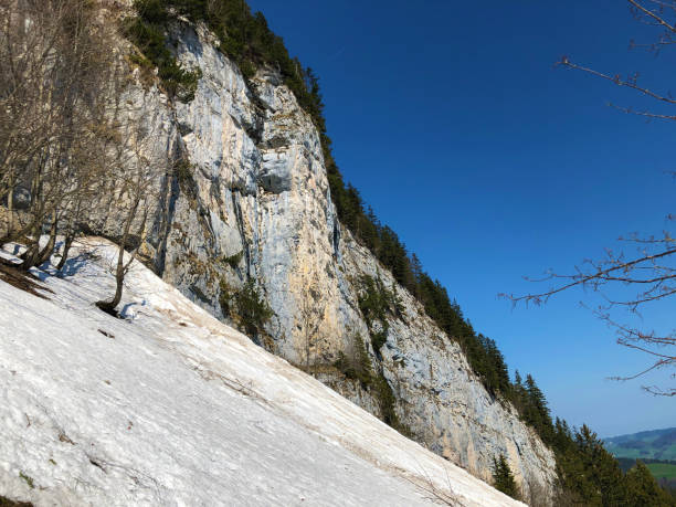 äscher cliff o äscher-felsen (aescher-felsen o ascher-felsen) en la cordillera de alpstein y en la región de appenzellerland - ascher fotografías e imágenes de stock