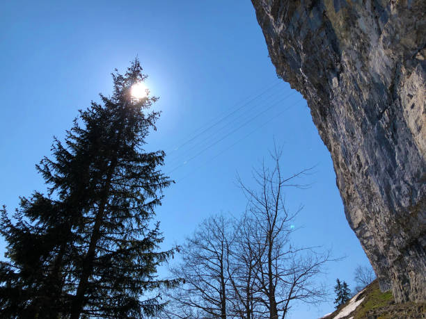 äscher cliff o äscher-felsen (aescher-felsen o ascher-felsen) en la cordillera de alpstein y en la región de appenzellerland - ascher fotografías e imágenes de stock