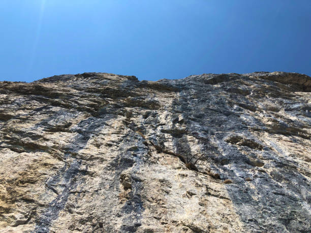 äscher cliff or äscher-felsen (aescher-felsen or ascher-felsen) in the alpstein mountain range and in the appenzellerland region - ascher imagens e fotografias de stock