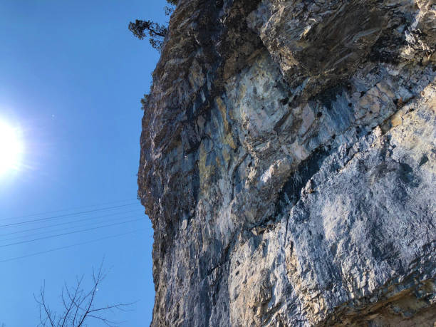 äscher cliff o äscher-felsen (aescher-felsen o ascher-felsen) en la cordillera de alpstein y en la región de appenzellerland - ascher fotografías e imágenes de stock