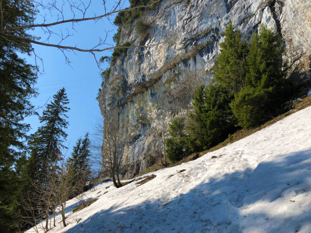 penhasco de äscher ou äscher-felsen (aescher-felsen ou ascher-felsen) na escala de montanha de alpstein e na região de appenzellerland - ascher - fotografias e filmes do acervo