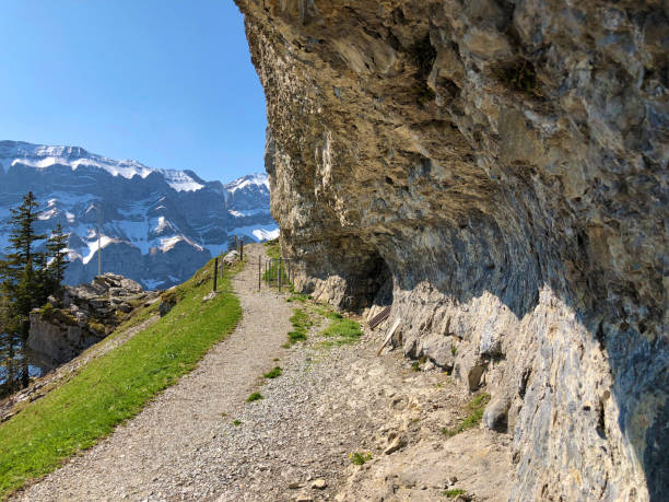 äscher cliff o äscher-felsen (aescher-felsen o ascher-felsen) en la cordillera de alpstein y en la región de appenzellerland - ascher fotografías e imágenes de stock