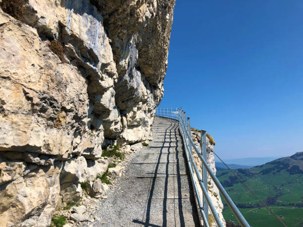 äscher cliff o äscher-felsen (aescher-felsen o ascher-felsen) en la cordillera de alpstein y en la región de appenzellerland - ascher fotografías e imágenes de stock