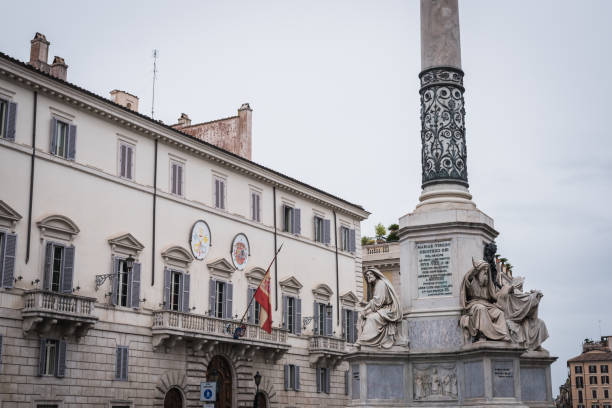 pé da fonte em um quadrado público em roma italy - piazza di spagna - fotografias e filmes do acervo