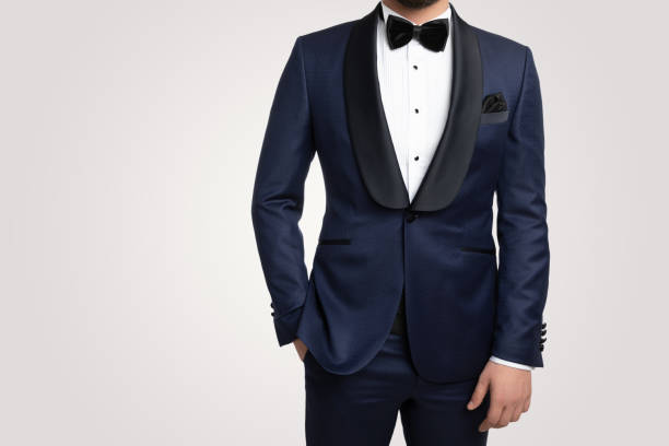 modelo de moda masculina en esmoquin - handkerchief necktie fashion tuxedo fotografías e imágenes de stock