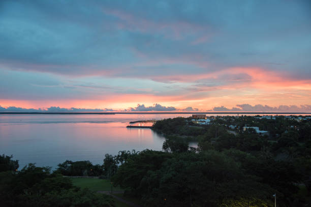 puerto sunset: darwin - darwin northern territory australia sunset fotografías e imágenes de stock