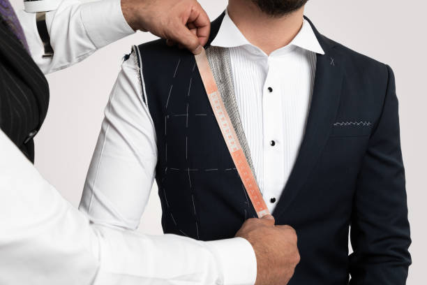 hombre chaqueta de medición en el vestido masculino - department store suit mannequin clothing fotografías e imágenes de stock