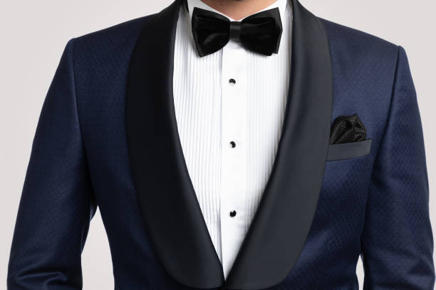 modelo de moda masculina en esmoquin - handkerchief necktie fashion tuxedo fotografías e imágenes de stock