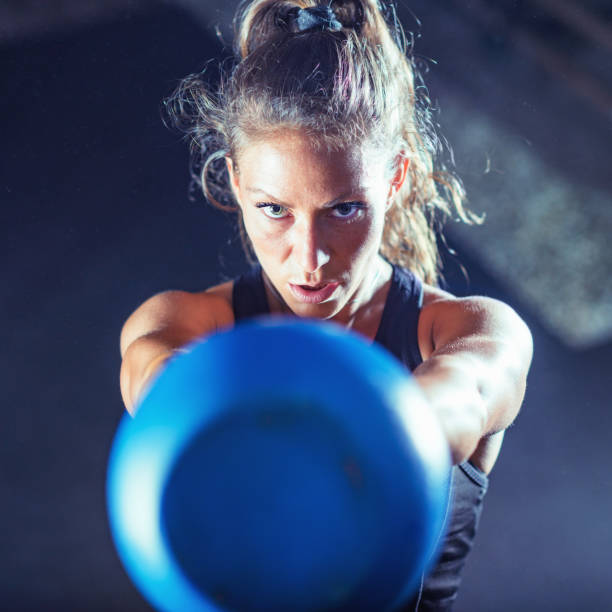 atleta donna che si allena con kettlebell - picking up weight women sport foto e immagini stock