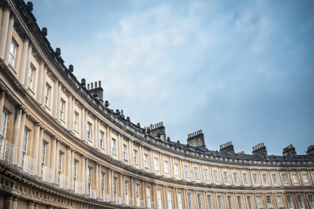 The Circus Terrace In Bath England.jpg Black And White Panorama Of The Iconic Circus Terrace Of Townhouses In Bath, England bath england photos stock pictures, royalty-free photos & images