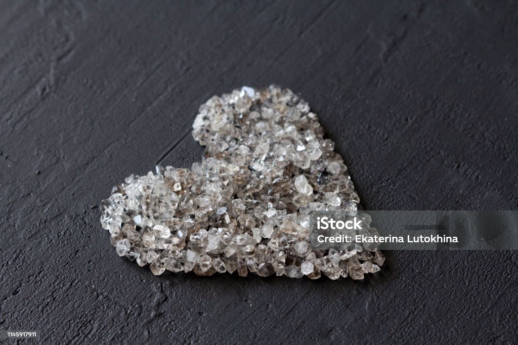 Jantung Batu Cinta Berlian Tersebar Di Latar Belakang Hitam Berlian