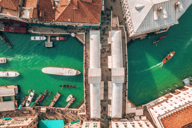 베니스의 좁은 운하를 따라 항해하는 곤돌라 - italy venice italy rialto bridge bridge 뉴스 사진 이미지