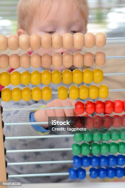 Kind Mit Pädagogischem Spielzeug Abacus Lernen Mathematik Stockfoto und mehr Bilder von Abakus-Rechentafel