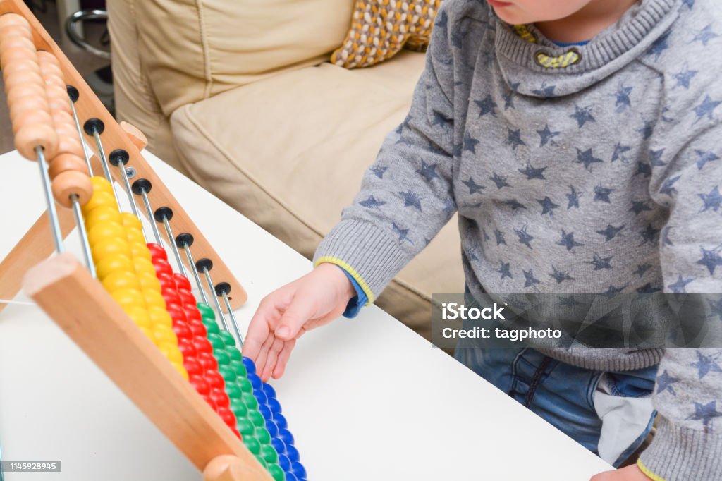 Kind mit pädagogischem Spielzeug abacus lernen Mathematik - Lizenzfrei Abakus-Rechentafel Stock-Foto