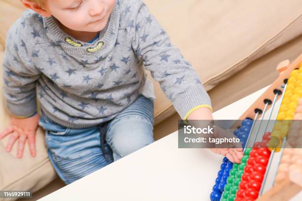 Kind Mit Pädagogischem Spielzeug Abacus Lernen Mathematik Stockfoto und mehr Bilder von Abakus-Rechentafel