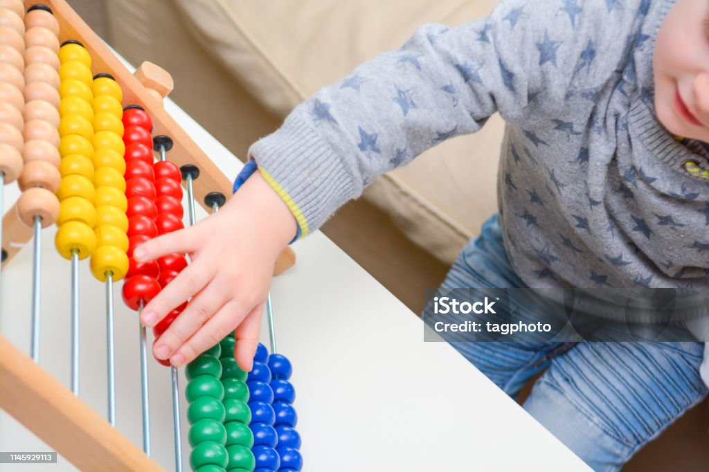 Kind mit pädagogischem Spielzeug abacus lernen Mathematik - Lizenzfrei Abakus-Rechentafel Stock-Foto