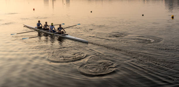 zespół czterech wioślarzy ćwiczy w kajaku wyścigowym - oar rowing sport rowing team zdjęcia i obrazy z banku zdjęć