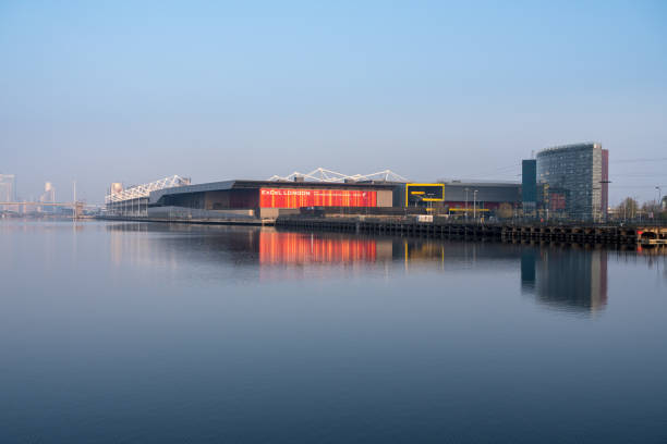 centro da conferência de excel em docklands de londres no nascer do sol - canary wharf built structure building exterior construction - fotografias e filmes do acervo