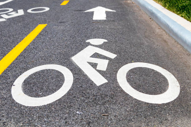 símbolo da segurança da pista da bicicleta pintado na rua em new york city - bicycle sign symbol bicycle lane - fotografias e filmes do acervo