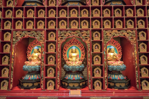 buddha statue in buddha tooth relic temple in china town singapore - dragon china singapore temple imagens e fotografias de stock