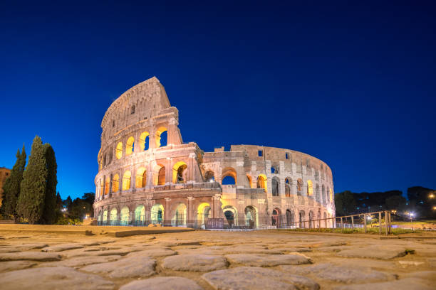 nachtansicht des kolosseums in rom, italien. rom architektur und wahrzeichen. rom kolosseum ist eine der wichtigsten attraktionen von rom und italien - flavian amphitheater coliseum rome stock-fotos und bilder