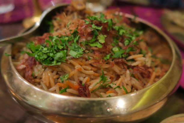 image de habitant poulet biryani recette au restaurant indien dîner repas avec des plats dorés et thali, sauce à la sauce shorba sherva, raita, poulet biryani riz basmati photo, garniture de coriandre, plats en métal sur table à manger à new delhi, i - delhi equipment household equipment decor photos et images de collection