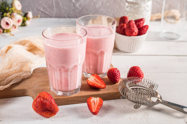 smoothies faits maison frais de fraise - cocktail à la fraise photos et images de collection