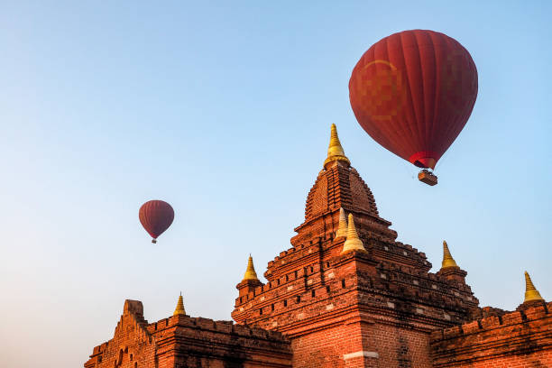 восход солнца на равнине баган, мьянма - architecture asia morning bagan стоковые фото и изображения