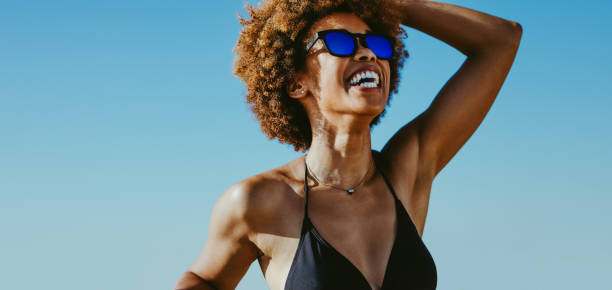 женщина ищет счастливым на летние каникулы - swimwear people fashion model leisure activity стоковые фото и изображения