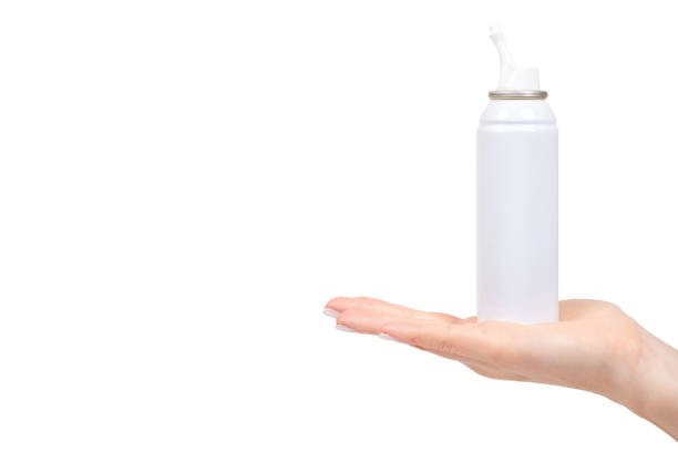 weiße nase waschspray-flasche mit der hand, meerwasser-therapie - neti stock-fotos und bilder