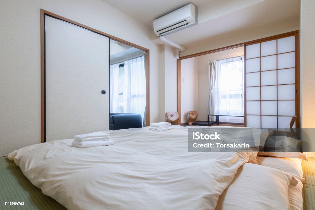 Colchón De Estilo Japonés En Un Dormitorio Foto de stock y banco de Futón - Futón, Washitsu, Dormitorio - Habitación - iStock