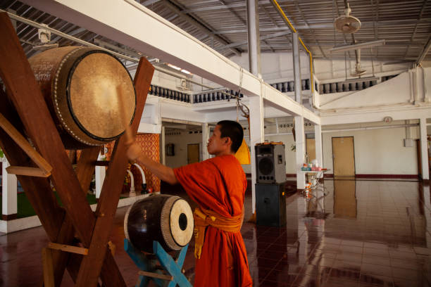 モンクは、ドラムタイプーケット monkshood を演奏 - monk meditating thailand bangkok ストックフォトと画像