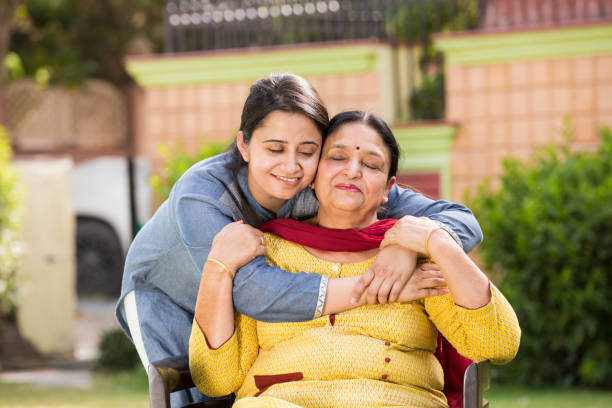 przytulanie matki w miłości - zdjęcia stockowe - offspring family love india zdjęcia i obrazy z banku zdjęć