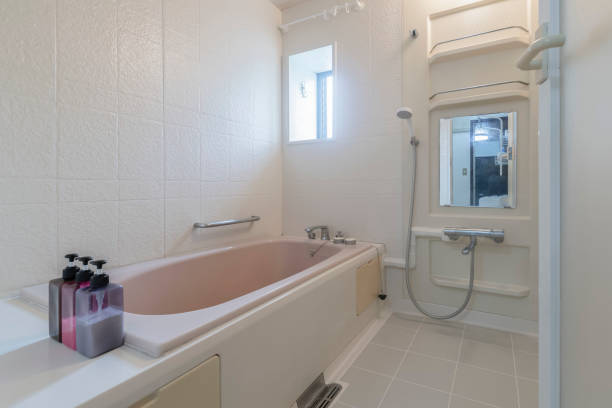istock Old style bathtub in a small bathroom 1146013002