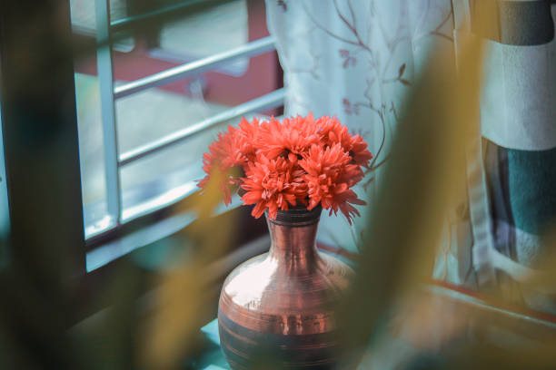Picture of a vase and flowers.