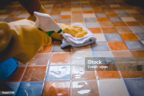 Nahaufnahmefrau Gefliest Stockfoto und mehr Bilder von Abfluss - Abfluss, Reinigen, Boden