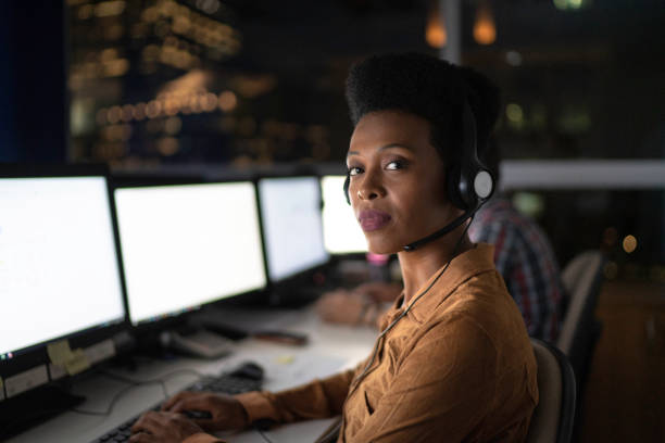 portrait of ustomer service representative working late in the office - african descent customer service representative computer service imagens e fotografias de stock