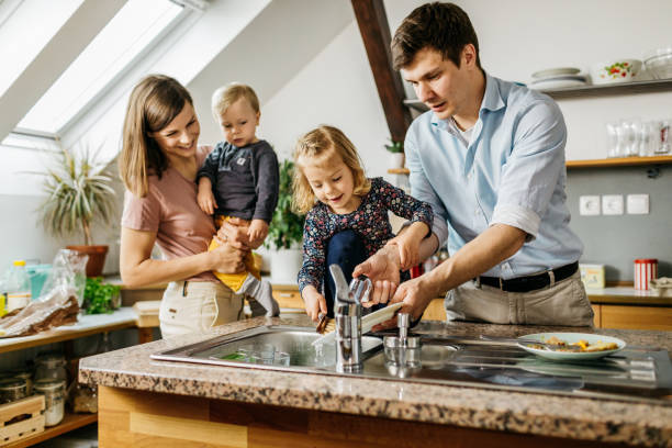 istock Family doing the dishes together 1146029730
