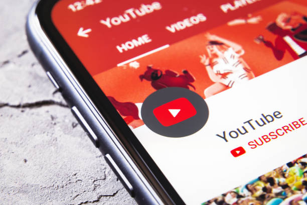 youtube app channel icône sur iphone xr - social media symbol smart phone visual screen photos et images de collection