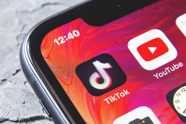 tiktok and youtube apps on screen iphone xr, close up - apps iphone application software symbol imagens e fotografias de stock