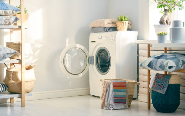 çamaşır makinesi içeren çamaşır odası - washing machine stok fotoğraflar ve resimler